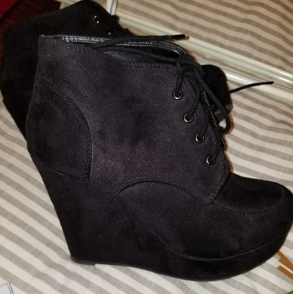 Size 7.5 Black ankle wedge booties!